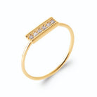 Bague barrette rectangulaire ligne de zircons sur anneau fin en plaqué or