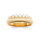 Bague bombée godronnée rangée de zircons plaqué or, vue de face