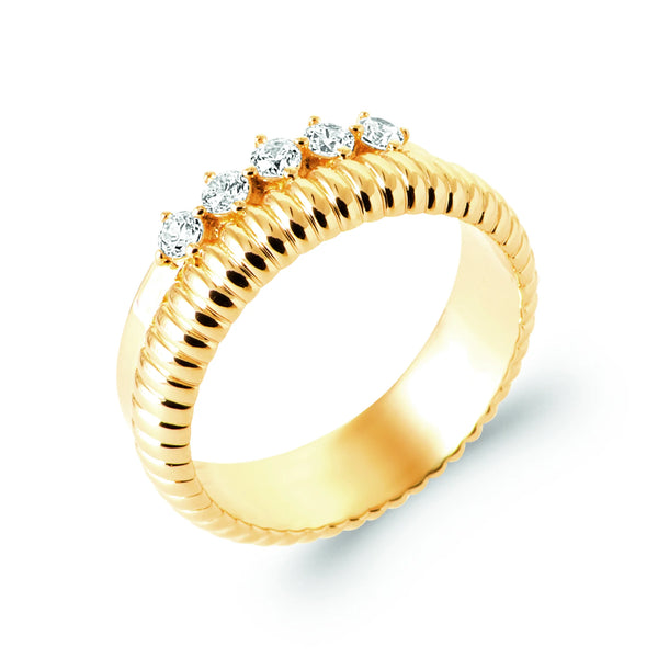 Bague bombée godronnée rangée de zircons en plaqué or, vue de trois quarts