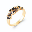Bague bombée grappe de pierres noires et zircons en plaqué or, vue de trois quarts