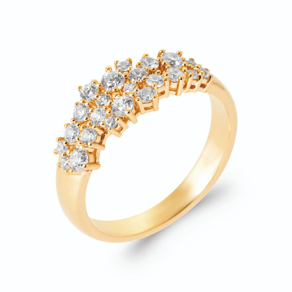 Bague bombée pavage en grappe de zircons en plaqué or, vue de trois quarts