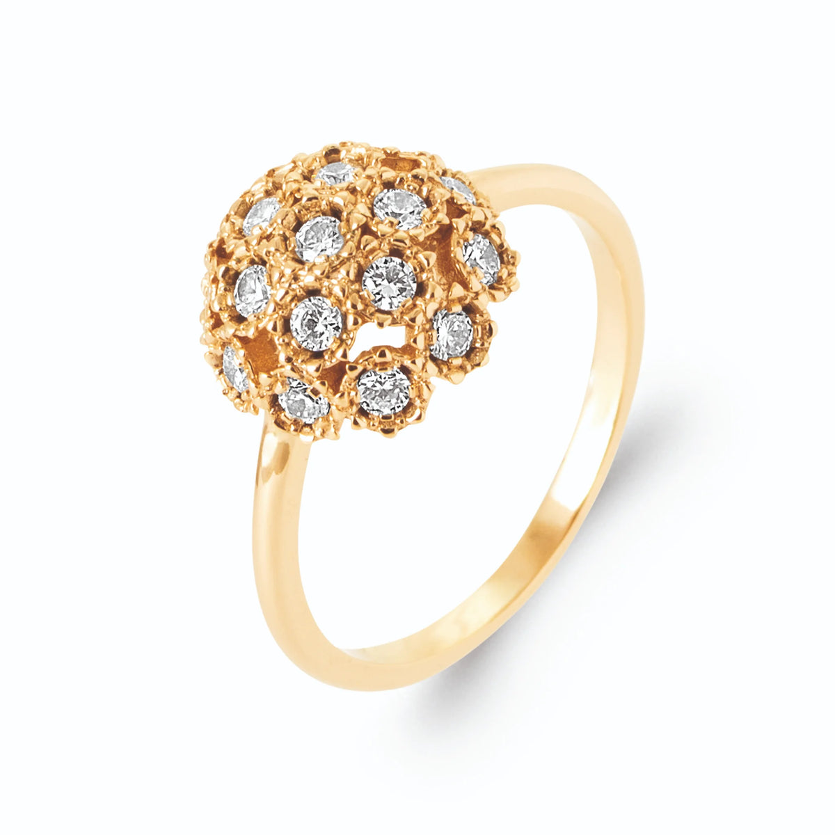 Bague boule ajourée sertie de zircons en plaqué or, vue de trois quarts