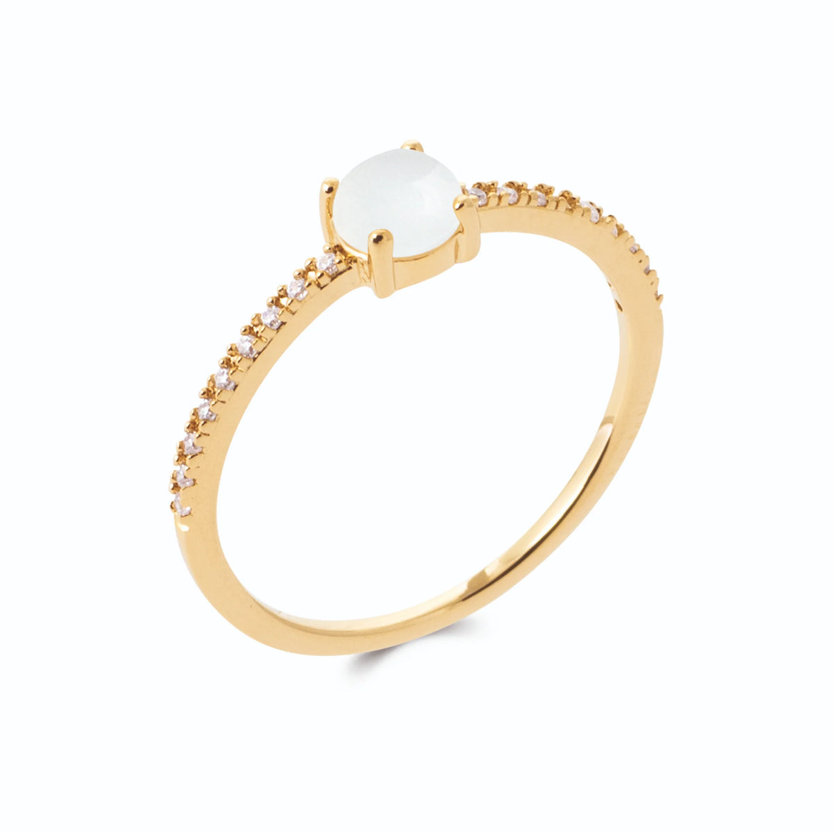 Bague cabochon rond blanc laiteux sur anneau fin pavé en plaqué or
