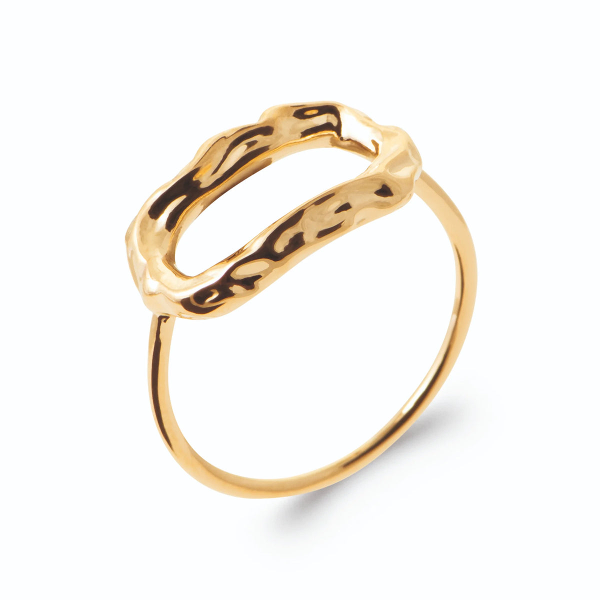 Bague cadre ovale ajouré martelé d’aspect organique en plaqué or, vue de trois quarts