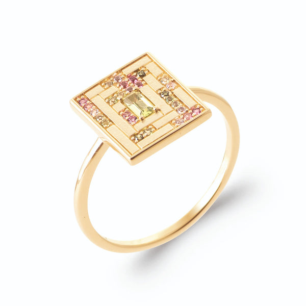 Bague carrée ajourée géométrique pierre baguette vert pâle en plaqué or, vue de trois quarts