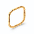 Bague carrée en fil torsadé sans pierre en plaqué or, vue de trois quarts