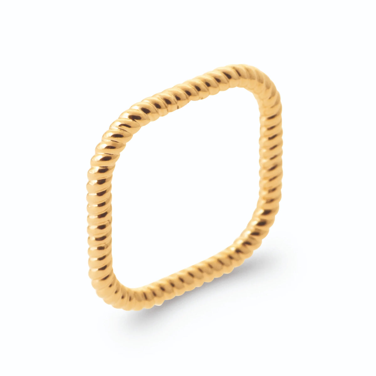 Bague carrée en fil torsadé sans pierre en plaqué or, vue de trois quarts