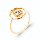 Bague cercle et médaillon zircon ovale en plaqué or, vue de trois quarts