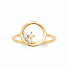 Bague cercle d’or ouvert et grappe de zircons plaqué or, vue de face