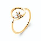 Bague cercle d’or ouvert et grappe de zircons en plaqué or, vue de trois quarts
