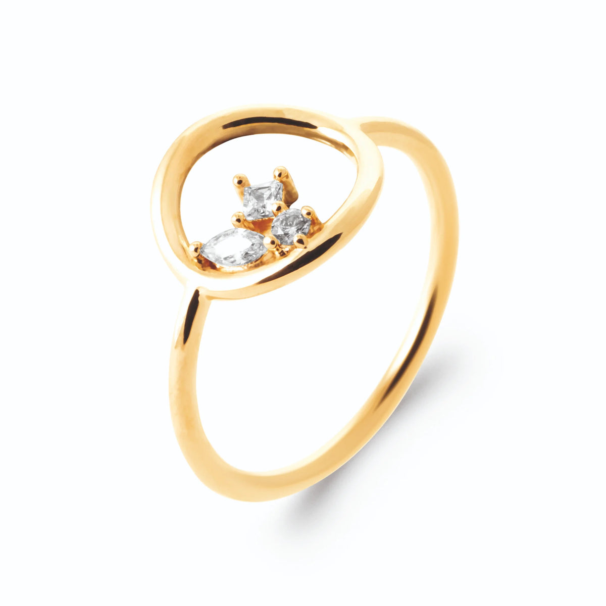 Bague cercle d’or ouvert et grappe de zircons en plaqué or, vue de trois quarts