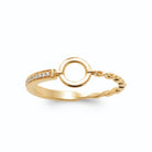 Bague cercle ouvert anneau mi-pavé de zircons mi-ondulé en plaqué or