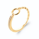 Bague cercle ouvert anneau mi-pavé de zircons mi-ondulé en plaqué or