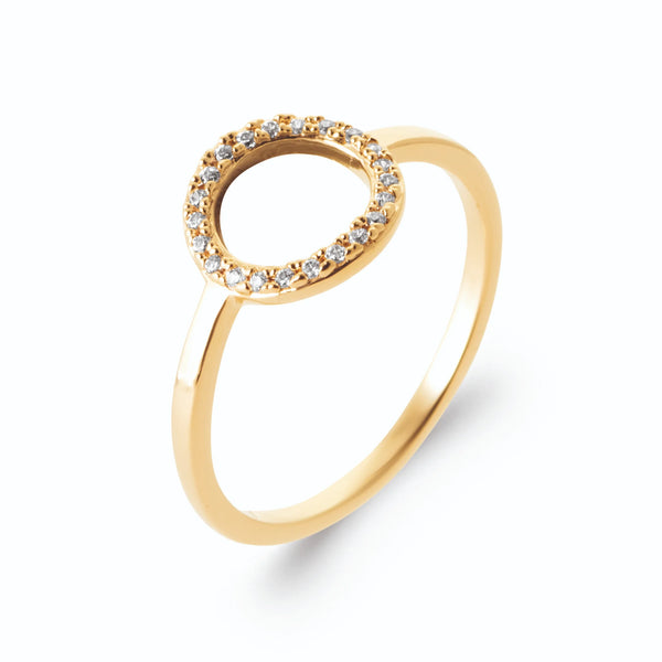 Bague cercle ouvert pavé de zircons sur anneau fin en plaqué or, vue de trois quarts