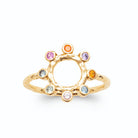 Bague cercle ouvert martelé et petites pierres multicolores en soleil en plaqué or