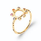 Bague cercle ouvert martelé et petites pierres multicolores en soleil en plaqué or