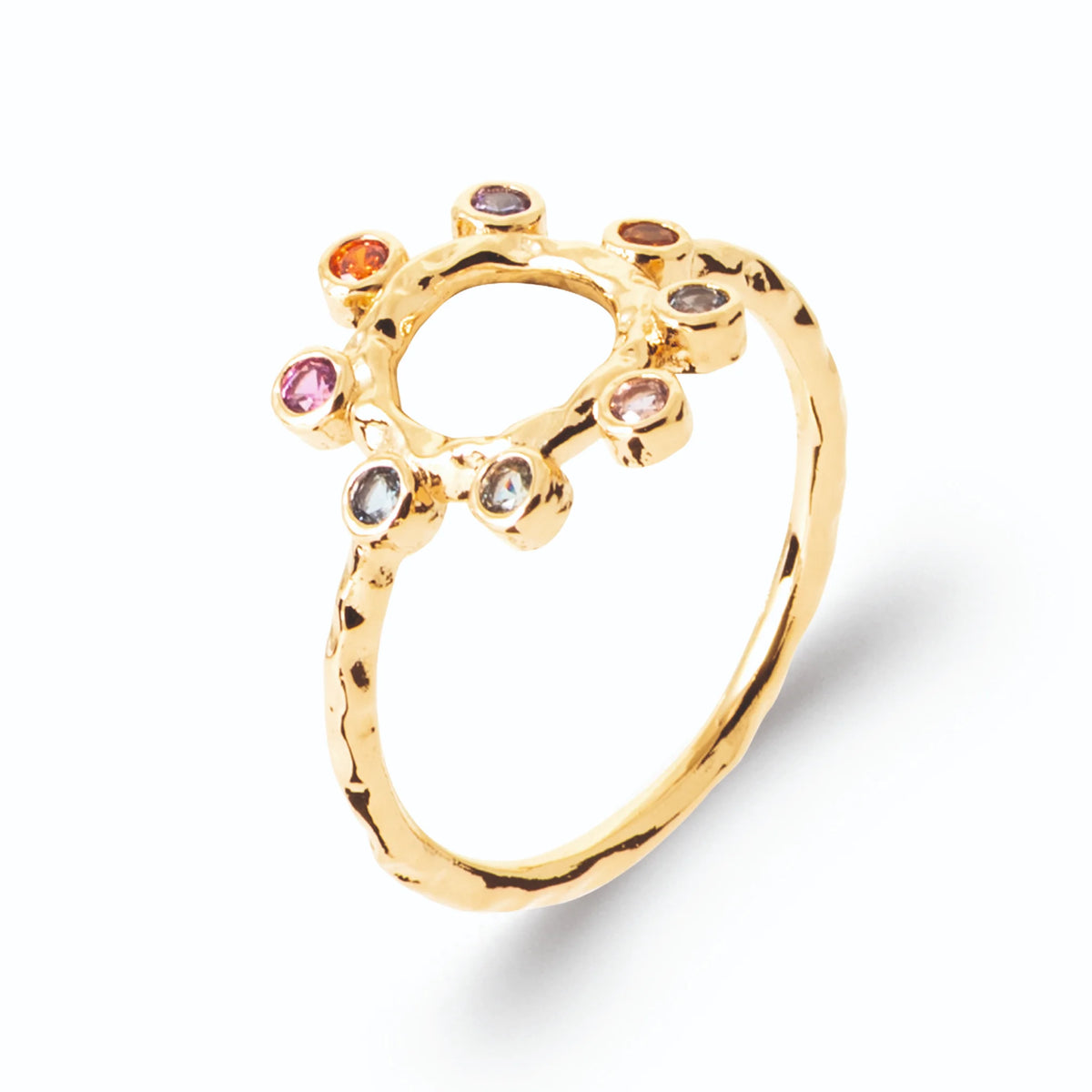 Bague cercle ouvert martelé et petites pierres multicolores en soleil en plaqué or, vue de trois quarts