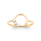 Bague plaqué or, cercle ouvert lisse et trois zircons sertis griffes, vue de face