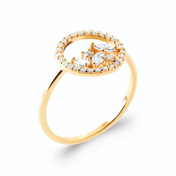 Bague cercle pavé de zircons et grappe intérieure en plaqué or, vue de trois quarts