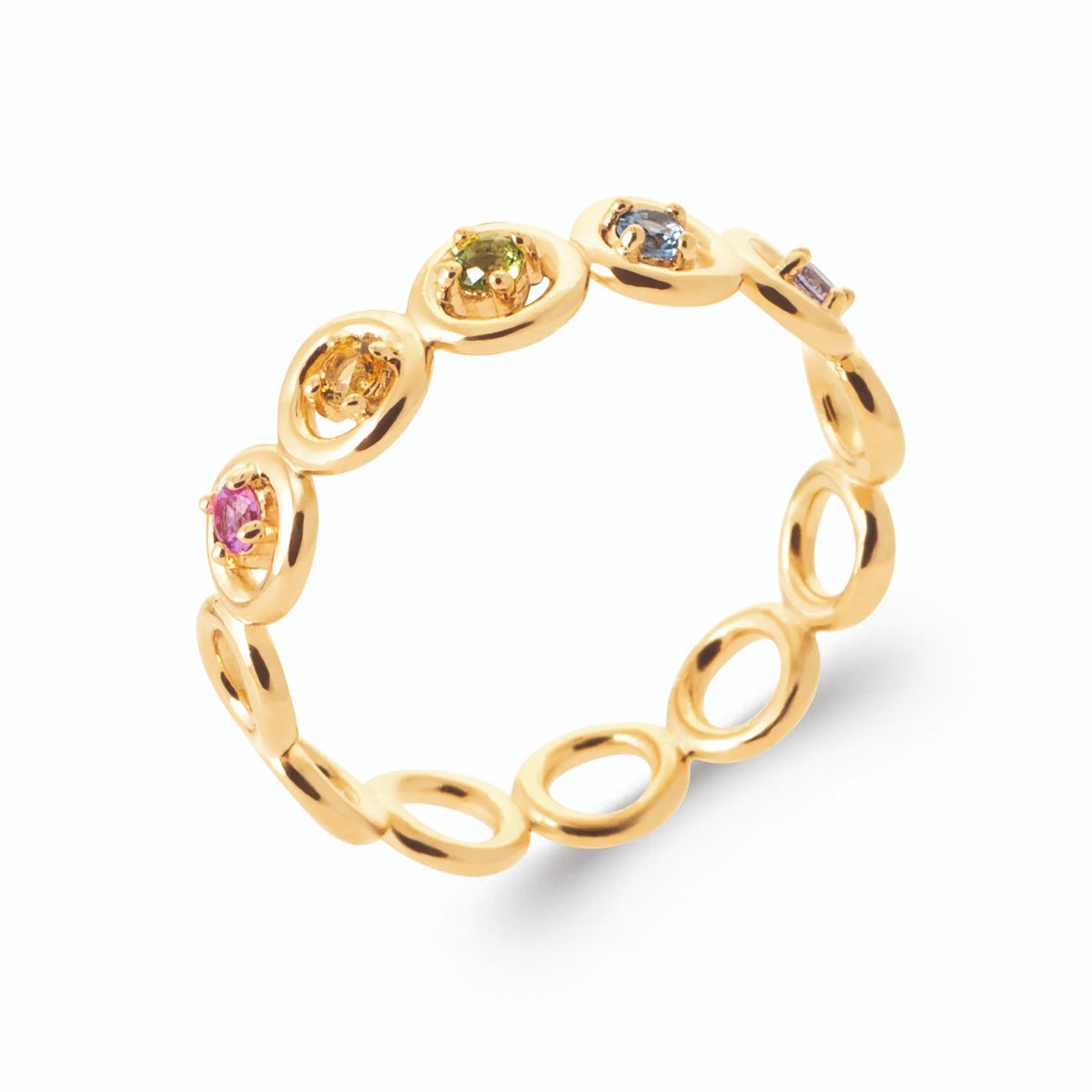 Bague cercles ajourés enchaînés et petites pierres multicolores en plaqué or, vue de trois quarts
