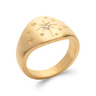 Bague chevalière bombée gravée d’un ciel d’étoiles et zircon en plaqué or