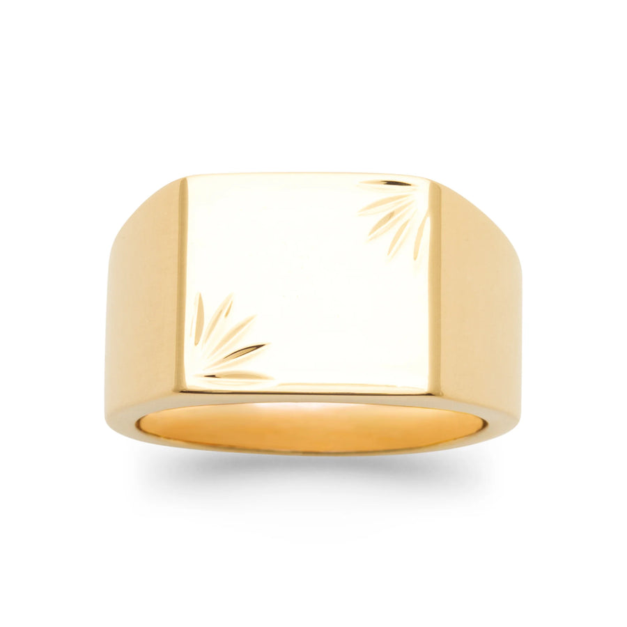 Bague chevalière carrée gravée de rayons en plaqué or homme, portée à la main