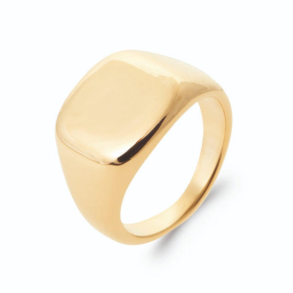 Bague chevalière carrée lisse polie miroir en plaqué or, vue de trois quarts