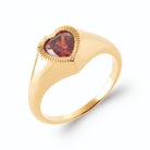 Bague chevalière cœur pierre rouge profond en plaqué or