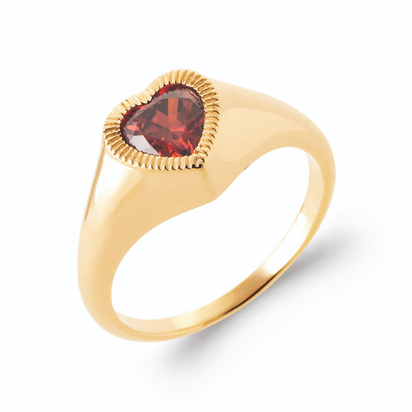 Bague chevalière cœur pierre rouge profond en plaqué or, vue de trois quarts