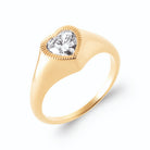 Bague chevalière cœur zircon en plaqué or, vue de trois quarts