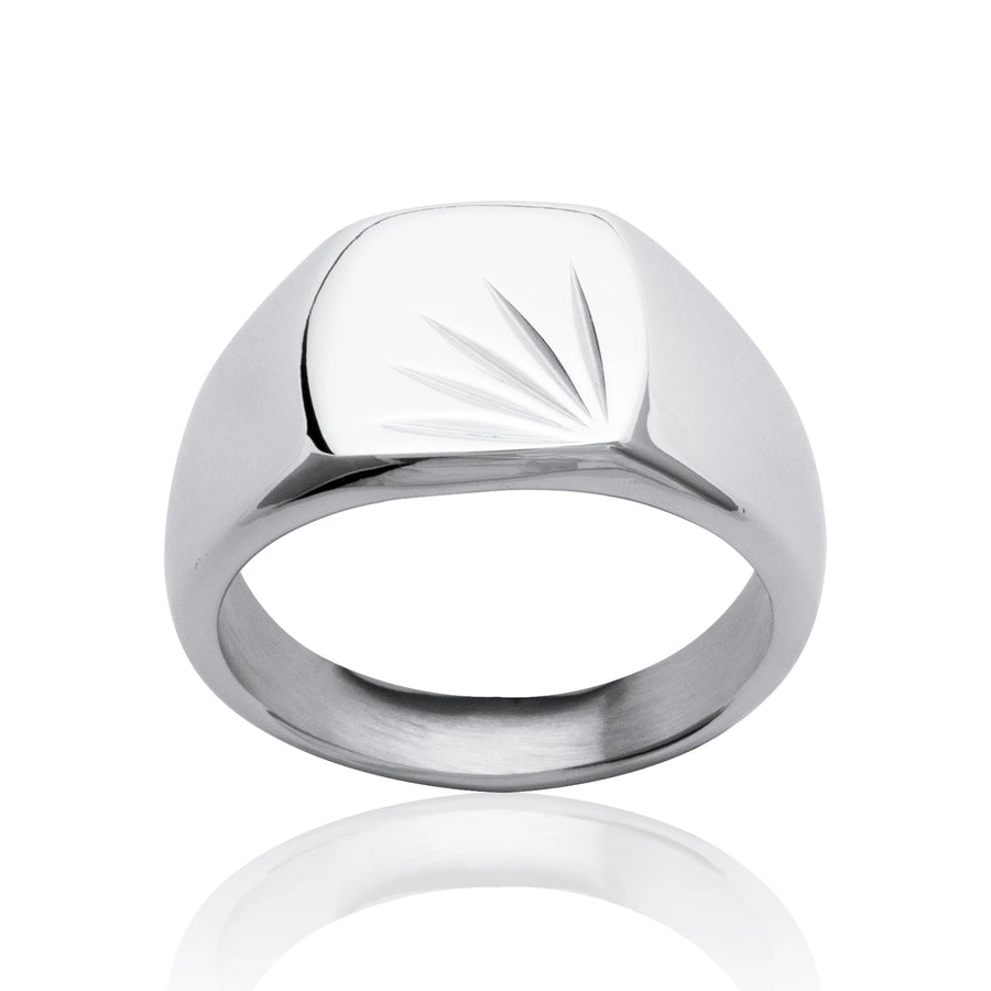 Bague chevalière coussin gravée de rayons en acier homme, portée à la main