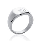 Bague chevalière coussin gravée de rayons en acier homme