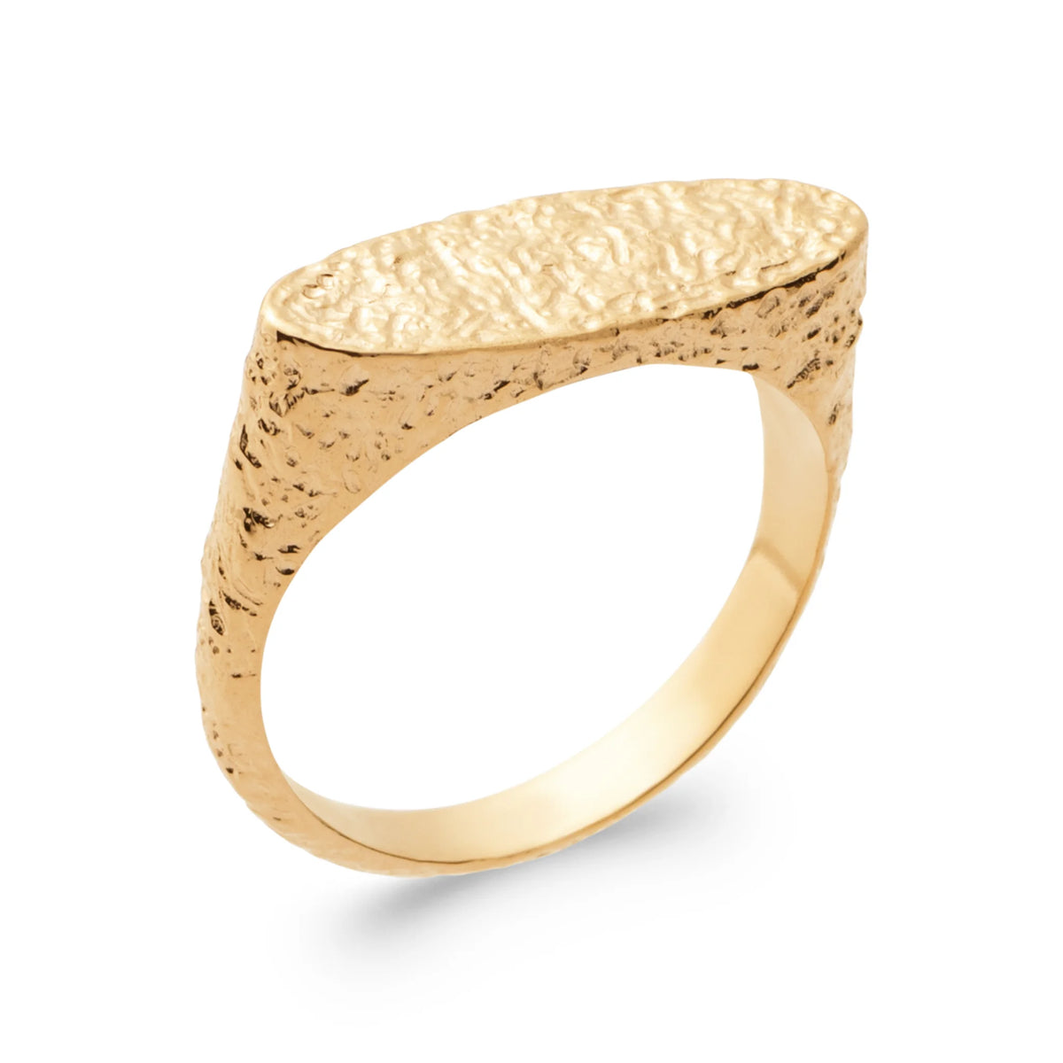 Bague chevalière plateau ovale allongé texture écorce martelée en plaqué or
