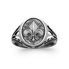 Bague chevalière ovale fleur de lys en argent 925 homme vu de profil