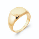 Bague chevalière ovale plateau gravé d’un éventail de rayons en plaqué or