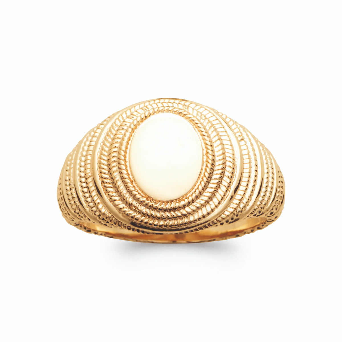 Bague chevalière ovale lisse et cercles concentriques striés plaqué or, vue de face