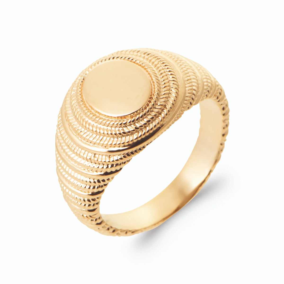 Bague chevalière ovale lisse et cercles concentriques striés en plaqué or, vue de trois quarts