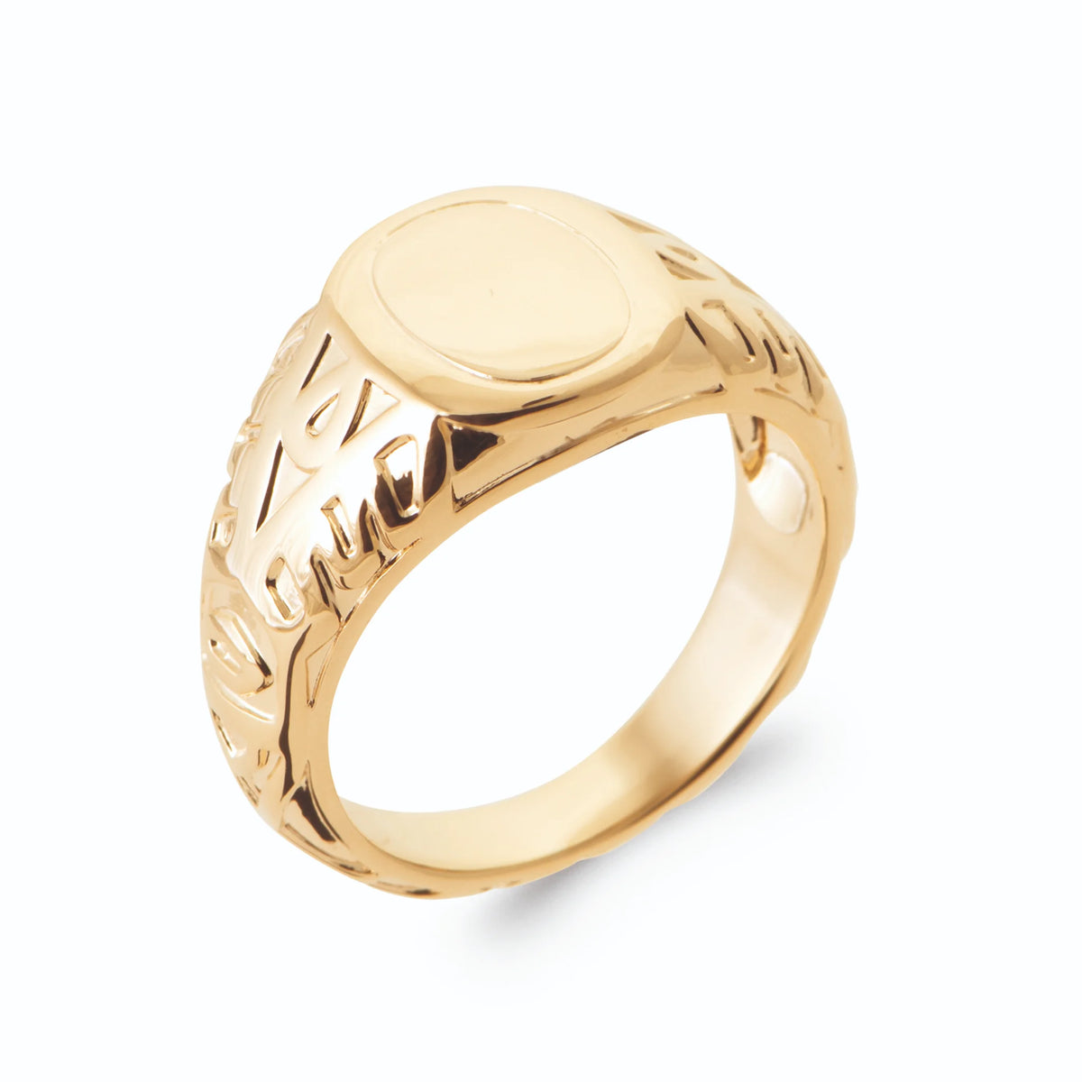 Bague chevalière ovale polie et flancs ajourés géométriques en plaqué or, vue de trois quarts
