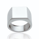 Bague chevalière plateau carré biseauté en acier homme vu de profil