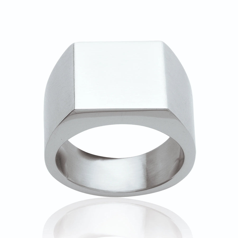 Bague chevalière plateau carré biseauté en acier homme, portée à la main