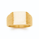 Bague chevalière plateau carré strié en acier PVD doré homme vu de profil