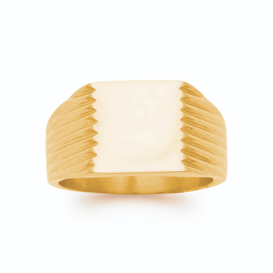 Bague chevalière plateau carré strié en acier PVD doré homme, portée à la main