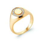 Bague chevalière plateau ovale et halo de zircons en plaqué or, vue de trois quarts