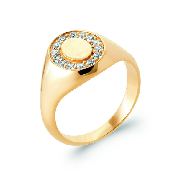 Bague chevalière plateau ovale et halo de zircons en plaqué or, vue de trois quarts