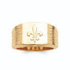Bague chevalière rectangulaire fleur de lys en relief plaqué or, vue de face