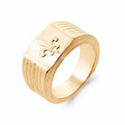 Bague chevalière rectangulaire fleur de lys en relief en plaqué or, vue de trois quarts