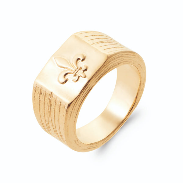 Bague chevalière rectangulaire fleur de lys en relief en plaqué or, vue de trois quarts