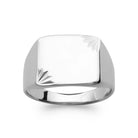 Bague chevalière rectangulaire gravée de rayons en argent rhodié homme vu de profil