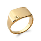 Bague chevalière rectangulaire plateau gravé de rayons de soleil en plaqué or