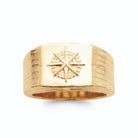 Bague chevalière rectangulaire gravée d’une rose des vents plaqué or, vue de face